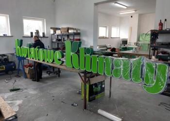 szyld Kwiatowe Klimaty w trakcie produkcji